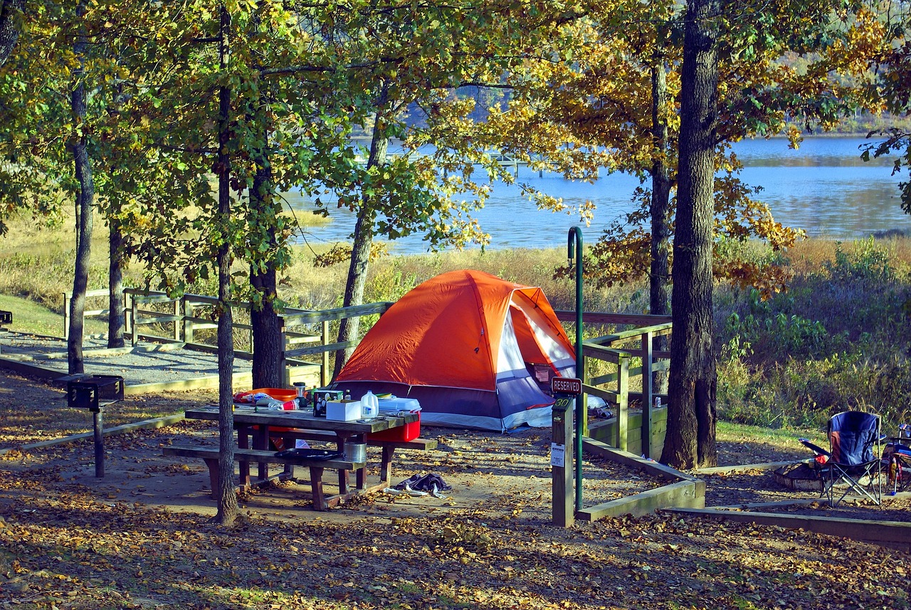 Camping tente avec table de pique nique et étang