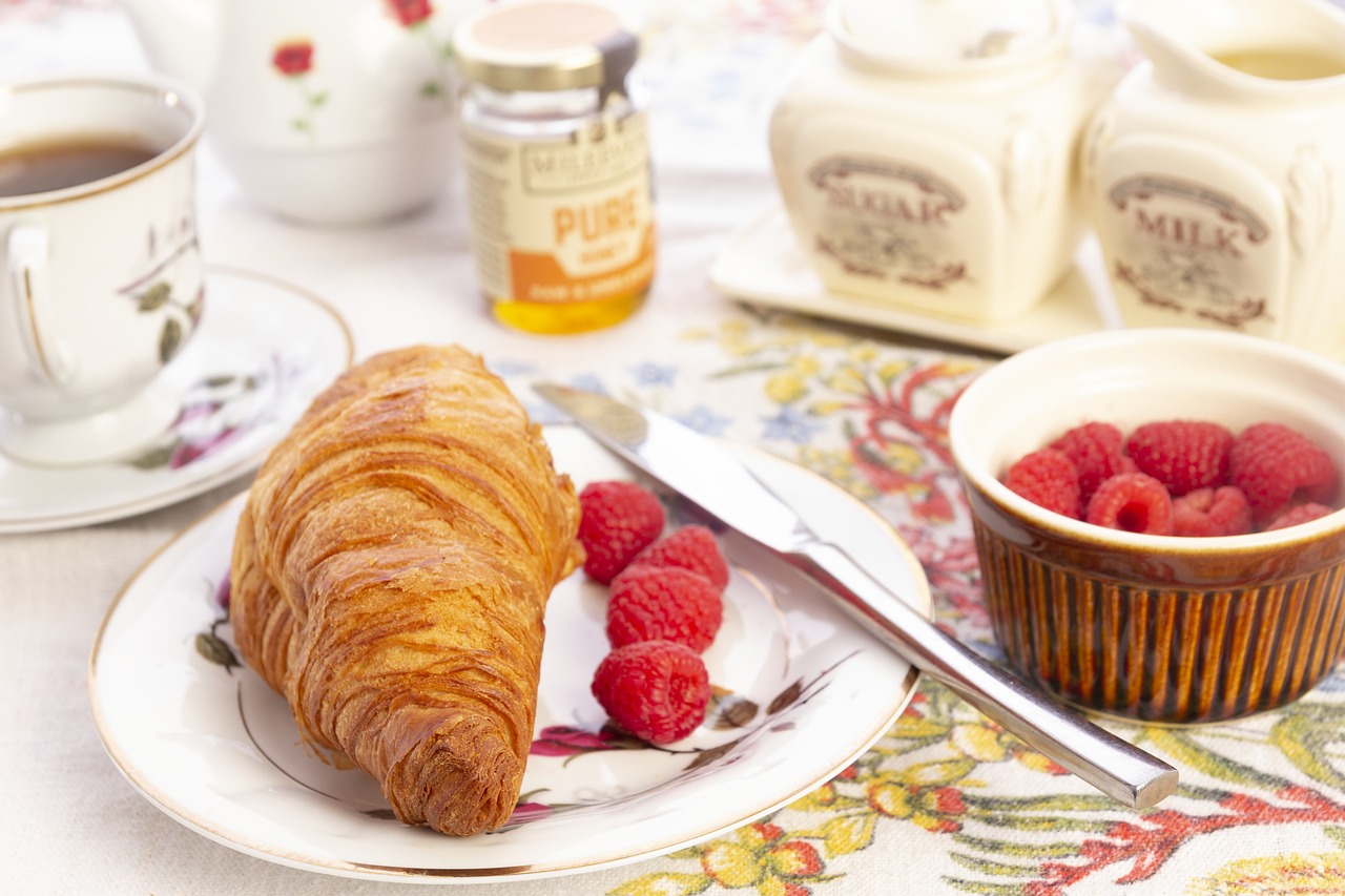 Croissant avec framboises 