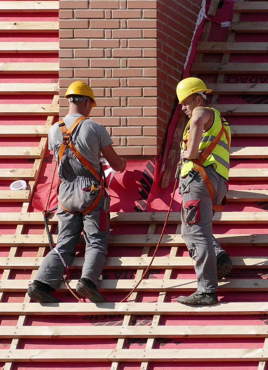 Hommes couvreurs sur un toit 