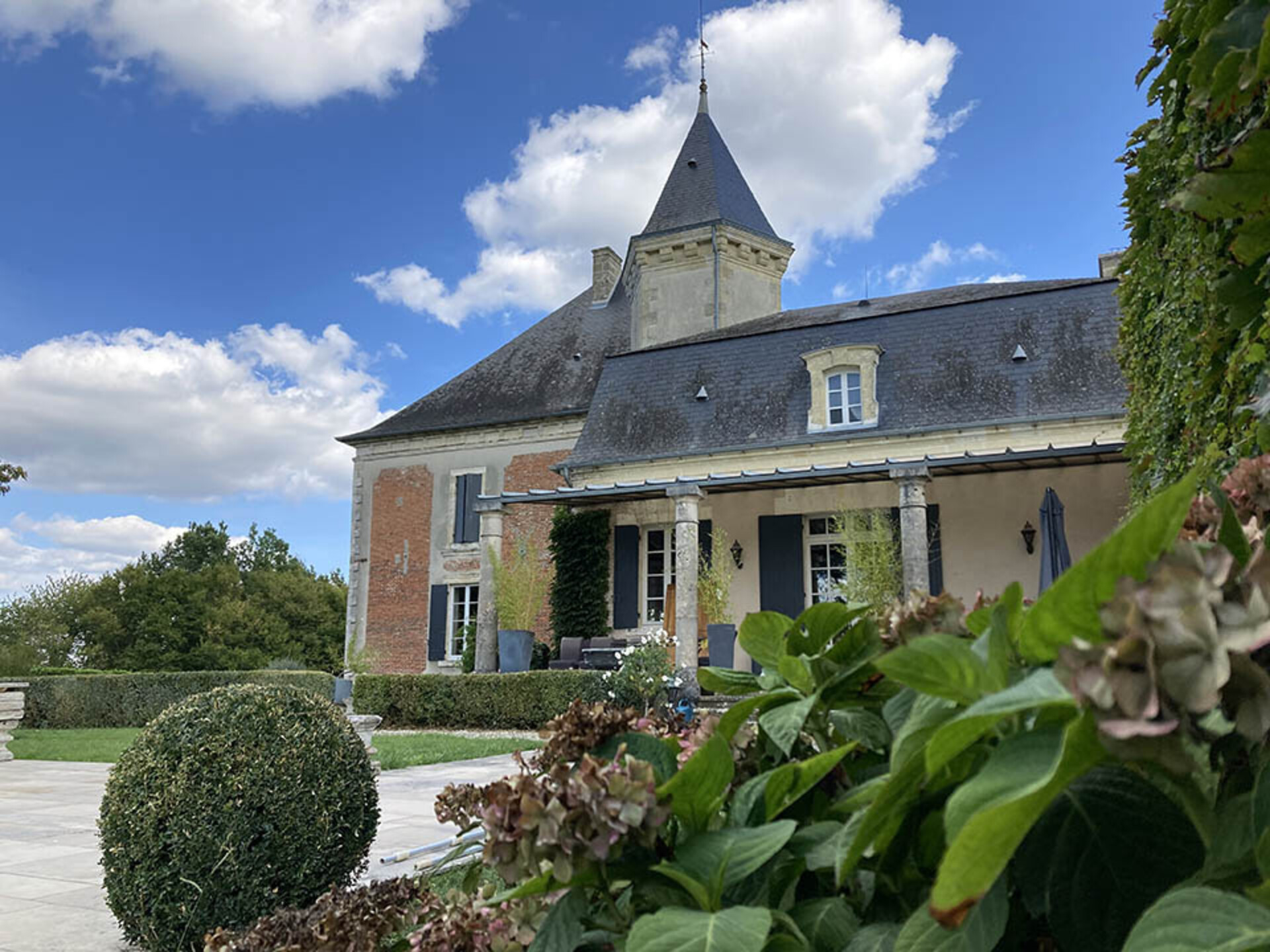 Photos 2 - Prestige - Château du XVIIo avec vignobles, gites & écuries sur 115Hect