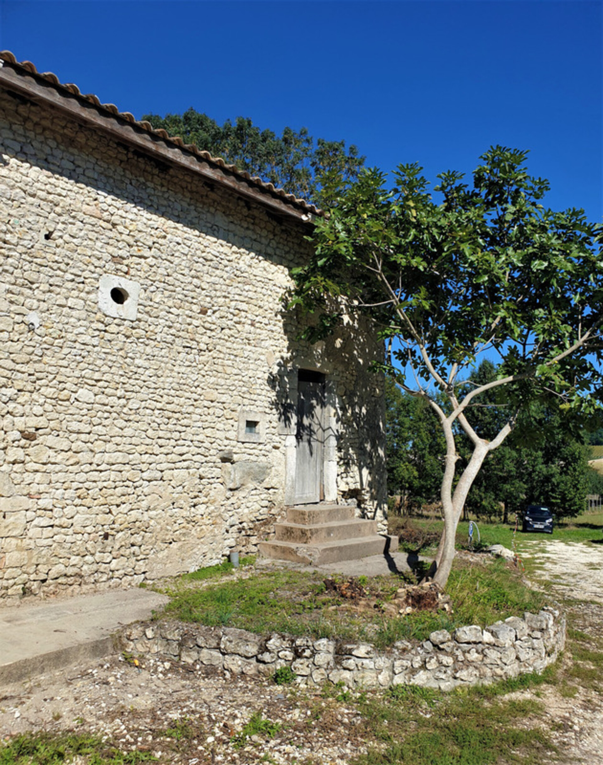 Photos 21 - Touristique - Dpt Charente (16), proche de BARBEZIEUX grande grange et terrain à vendre