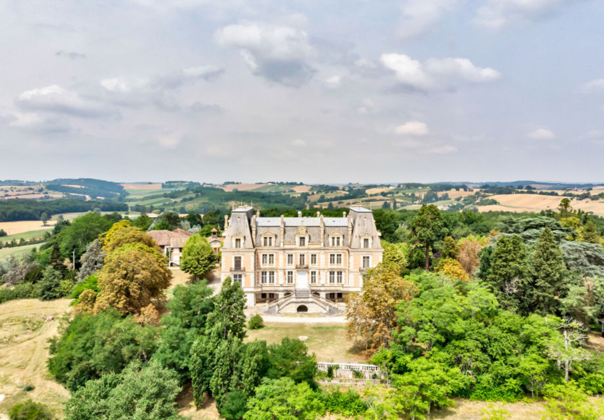 Photos 1 - Prestige - Imposant Château XIXo - M.H. sur un territoire de 68 ha