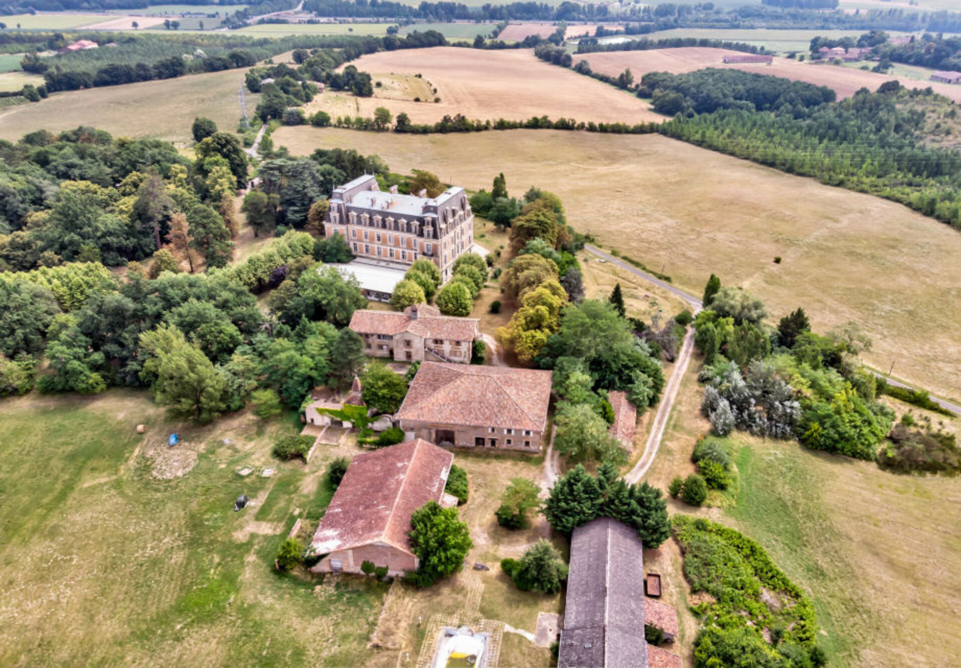 Photos 4 - Prestige - Imposant Château XIXo - M.H. sur un territoire de 68 ha