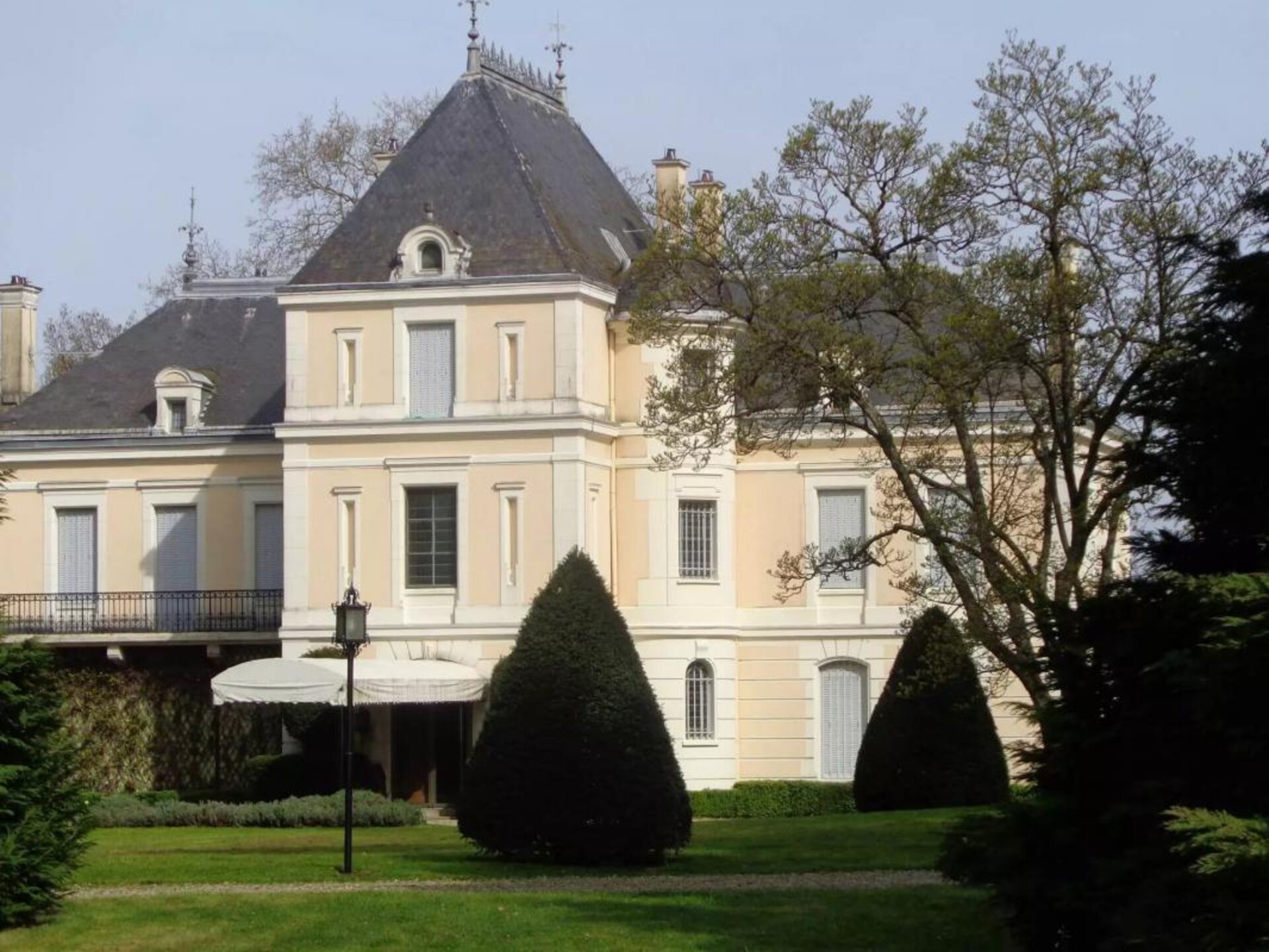 Photos 1 - Equestrian - Beautiful chateau set in 30 hectares lands