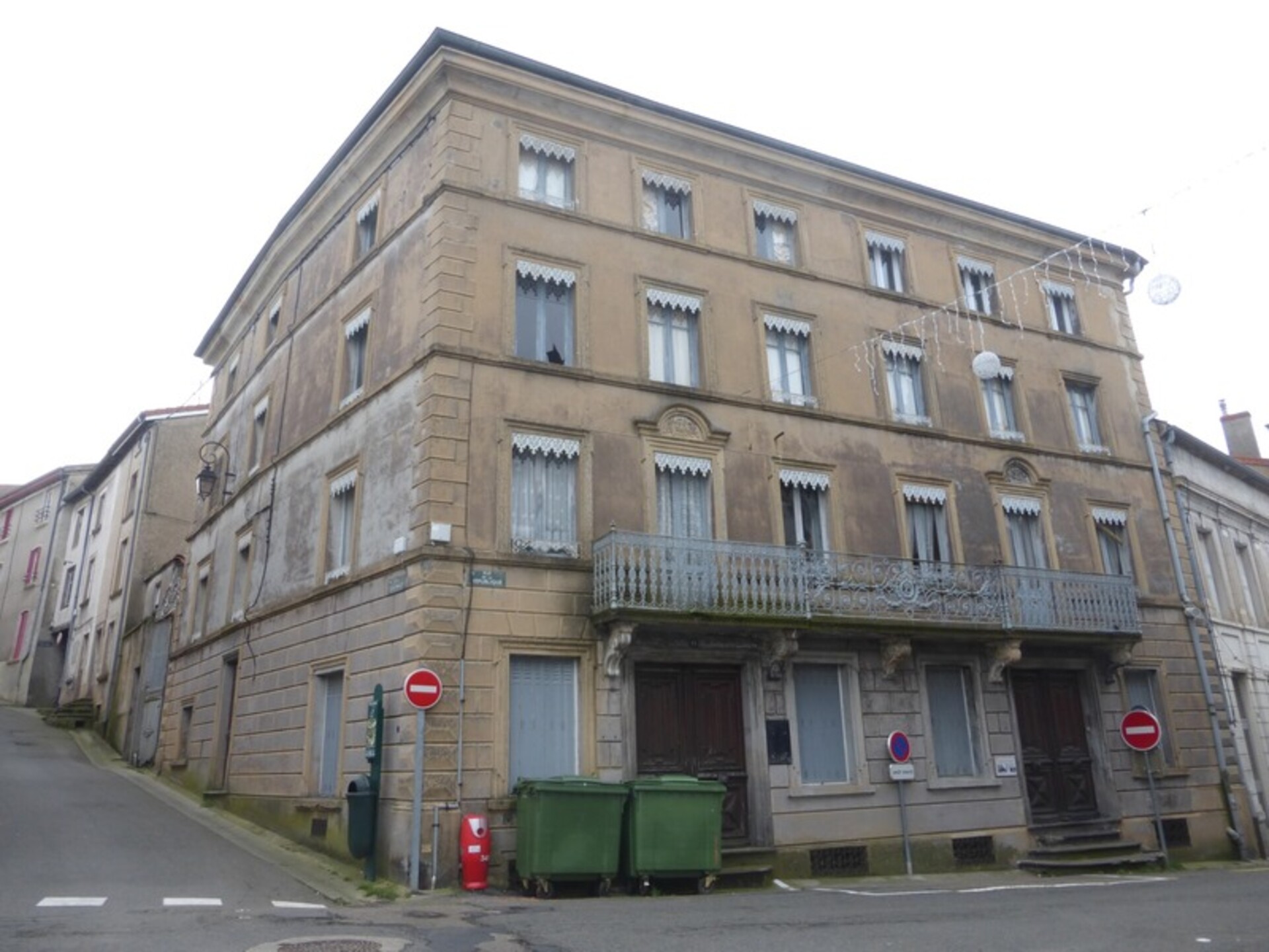 Photos 1 - Prestigious - Dpt Loire (42), à vendre PANISSIERES Immeuble à réhabiliter de 1200 m2