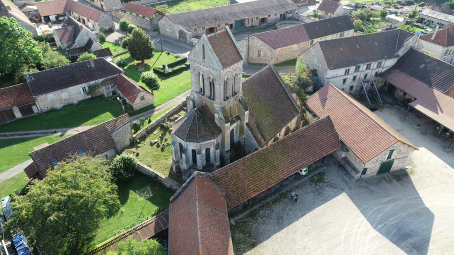 Photos 3 - Touristique - Dpt Aisne (02), CHATEAU THIERRY proche magnifique corps de ferme maison de 267 m2, bâtiments 2800 m2, terrain clos 13142 m2