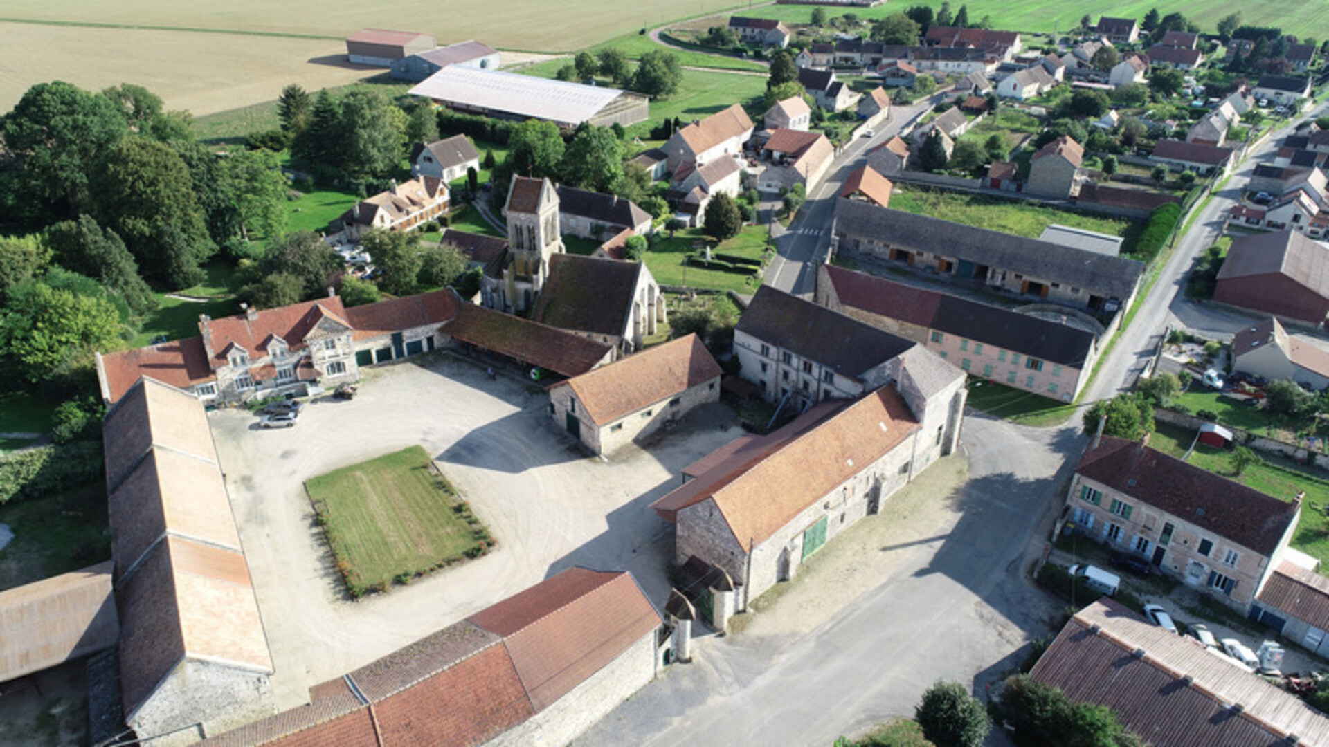 Photos 6 - Touristique - Dpt Aisne (02), CHATEAU THIERRY proche magnifique corps de ferme maison de 267 m2, bâtiments 2800 m2, terrain clos 13142 m2