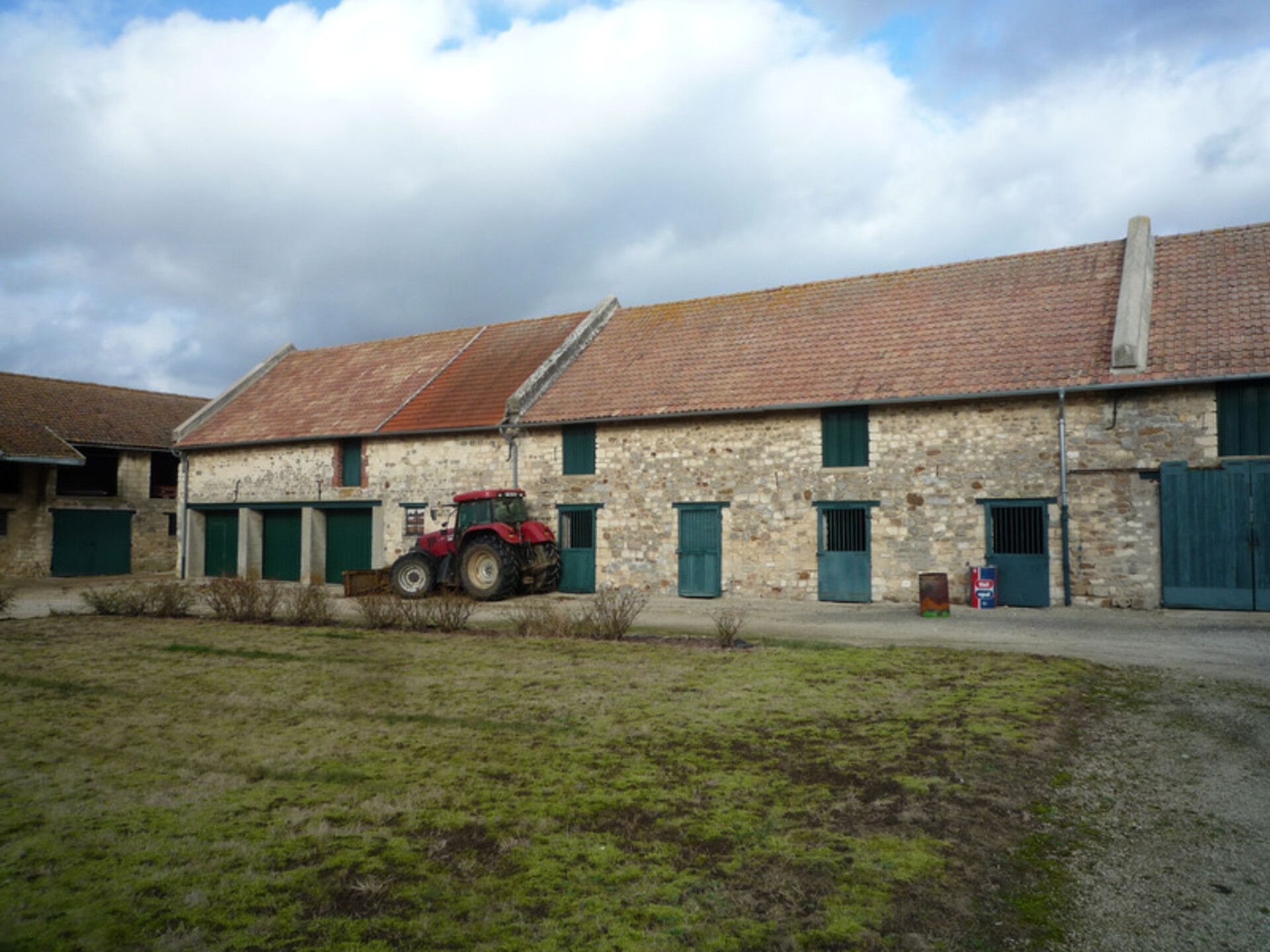 Photos 10 - Touristique - Dpt Aisne (02), CHATEAU THIERRY proche magnifique corps de ferme maison de 267 m2, bâtiments 2800 m2, terrain clos 13142 m2