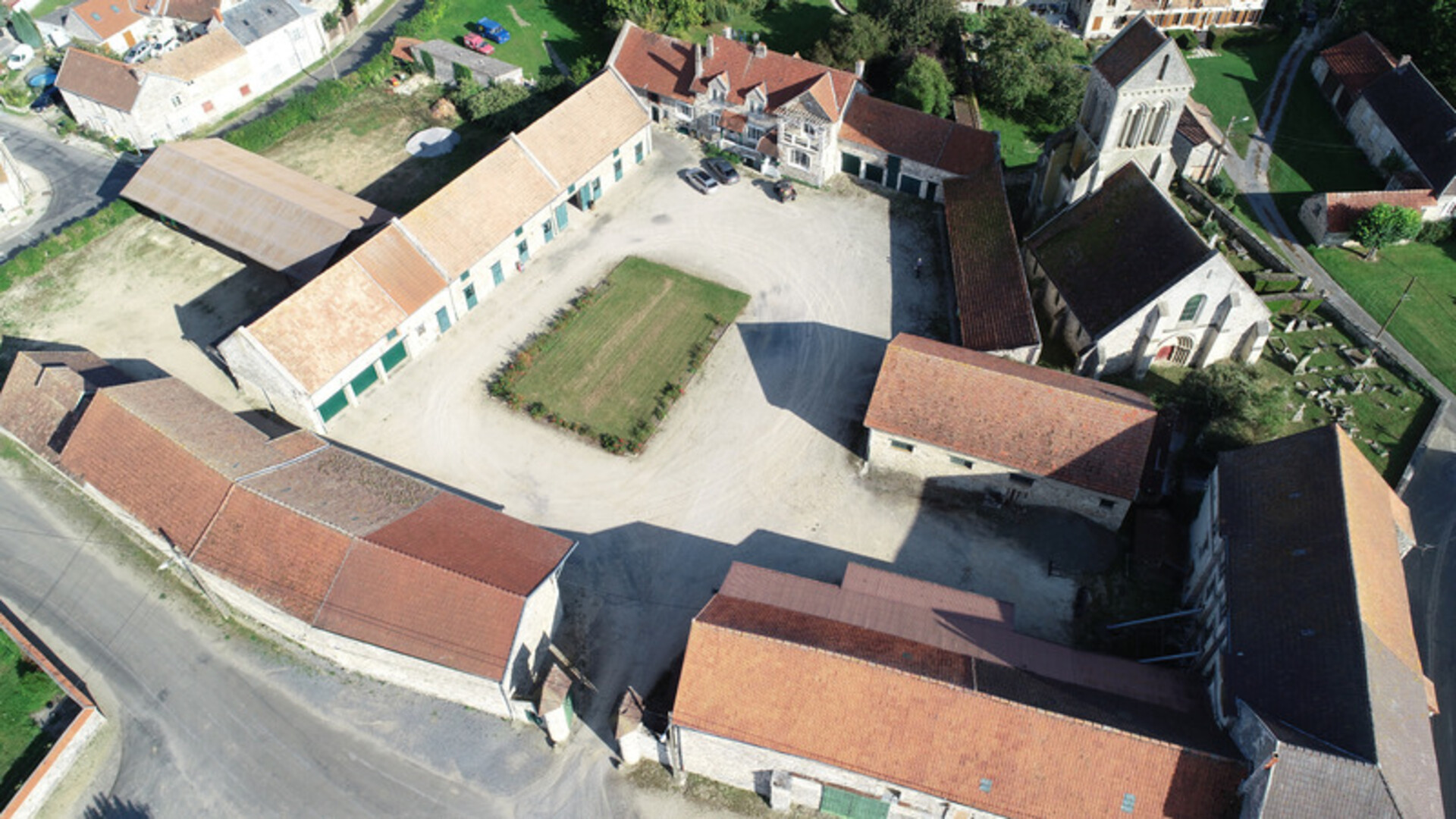 Photos 11 - Touristique - Dpt Aisne (02), CHATEAU THIERRY proche magnifique corps de ferme maison de 267 m2, bâtiments 2800 m2, terrain clos 13142 m2