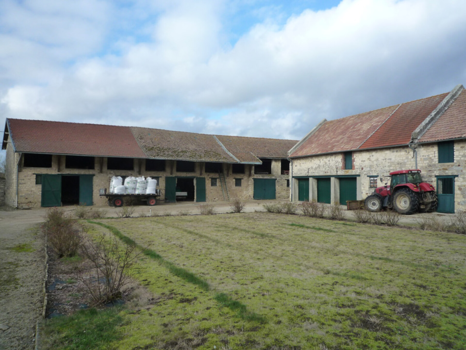 Photos 12 - Touristique - Dpt Aisne (02), CHATEAU THIERRY proche magnifique corps de ferme maison de 267 m2, bâtiments 2800 m2, terrain clos 13142 m2