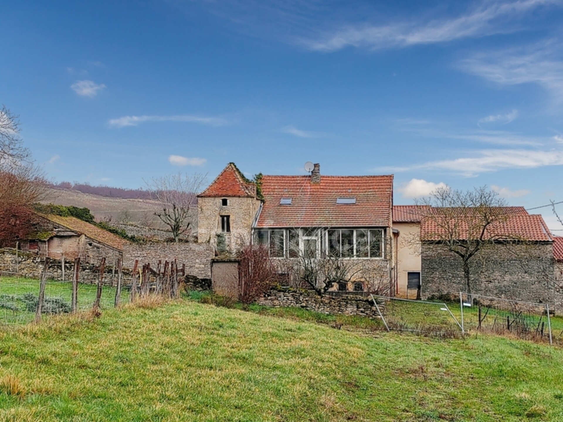 Photos 1 - Tourist - Dpt Saône et Loire (71), à vendre BLANOT propriété P3 terrain 10 000 m²