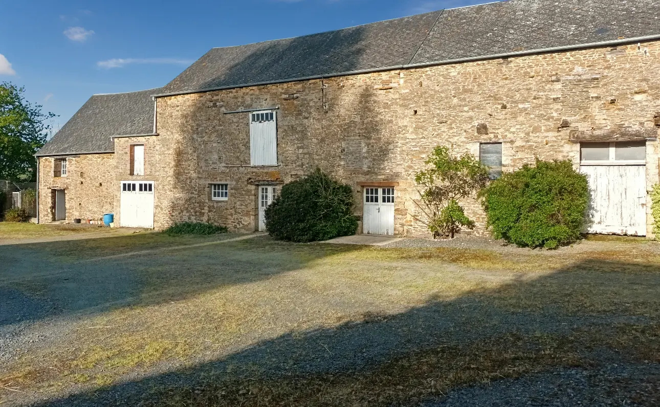 Photos 1 - Équestre - SOUS OFFRE Ancien corps de ferme idéal sur 4.95ha pour activité touristique et-ou équestre.