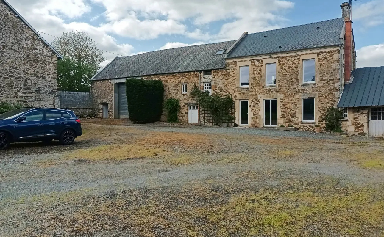 Photos 2 - Équestre - SOUS OFFRE Ancien corps de ferme idéal sur 4.95ha pour activité touristique et-ou équestre.