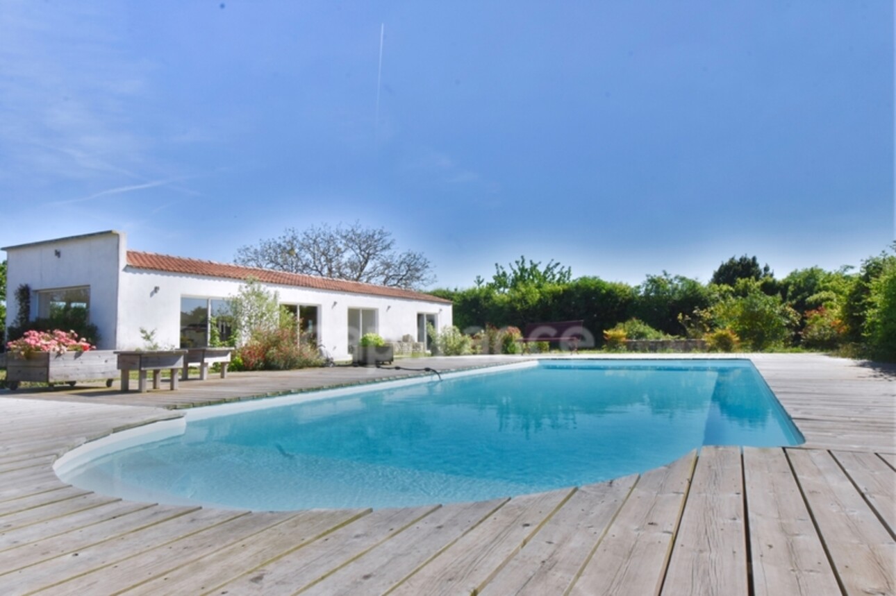 Photos 41 - Prestigious - ECHILLAIS (Charente Maritime), Propriété de 6 pièces de 278 m² avec piscine et garage - Terrain de 4 881,00 m²