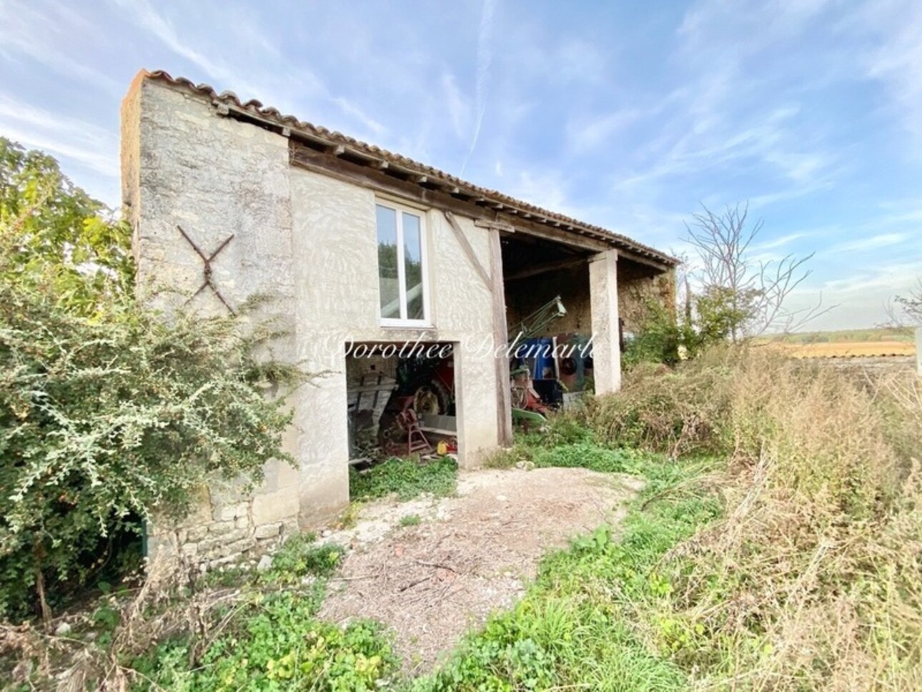 Photos 1 - Tourist - Dpt Charente Maritime (17), à vendre VILLENEUVE LA COMTESSE Grange 80 m² - Terrain de 400,00 m²