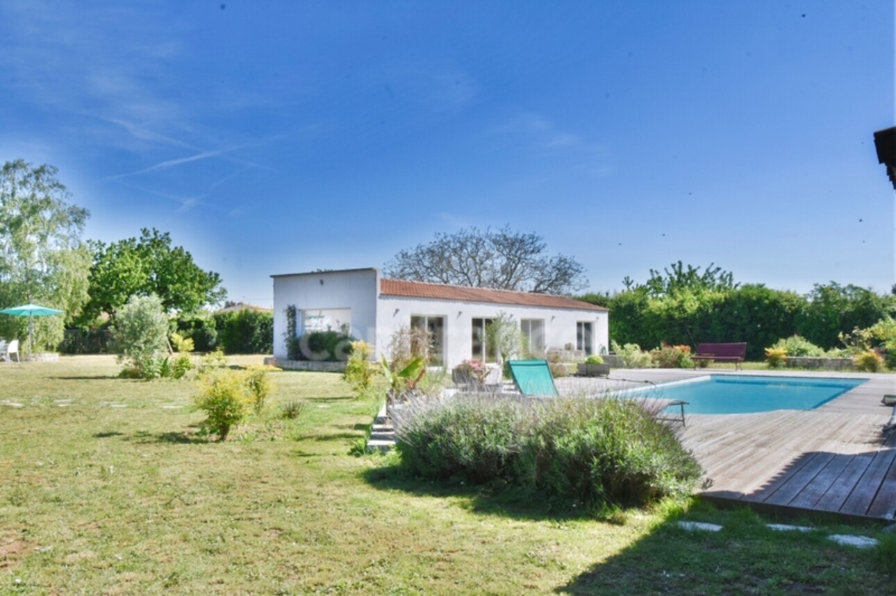 Photos 31 - Prestigious - ECHILLAIS (Charente Maritime), Propriété de 6 pièces de 278 m² avec piscine et garage - Terrain de 4 881,00 m²