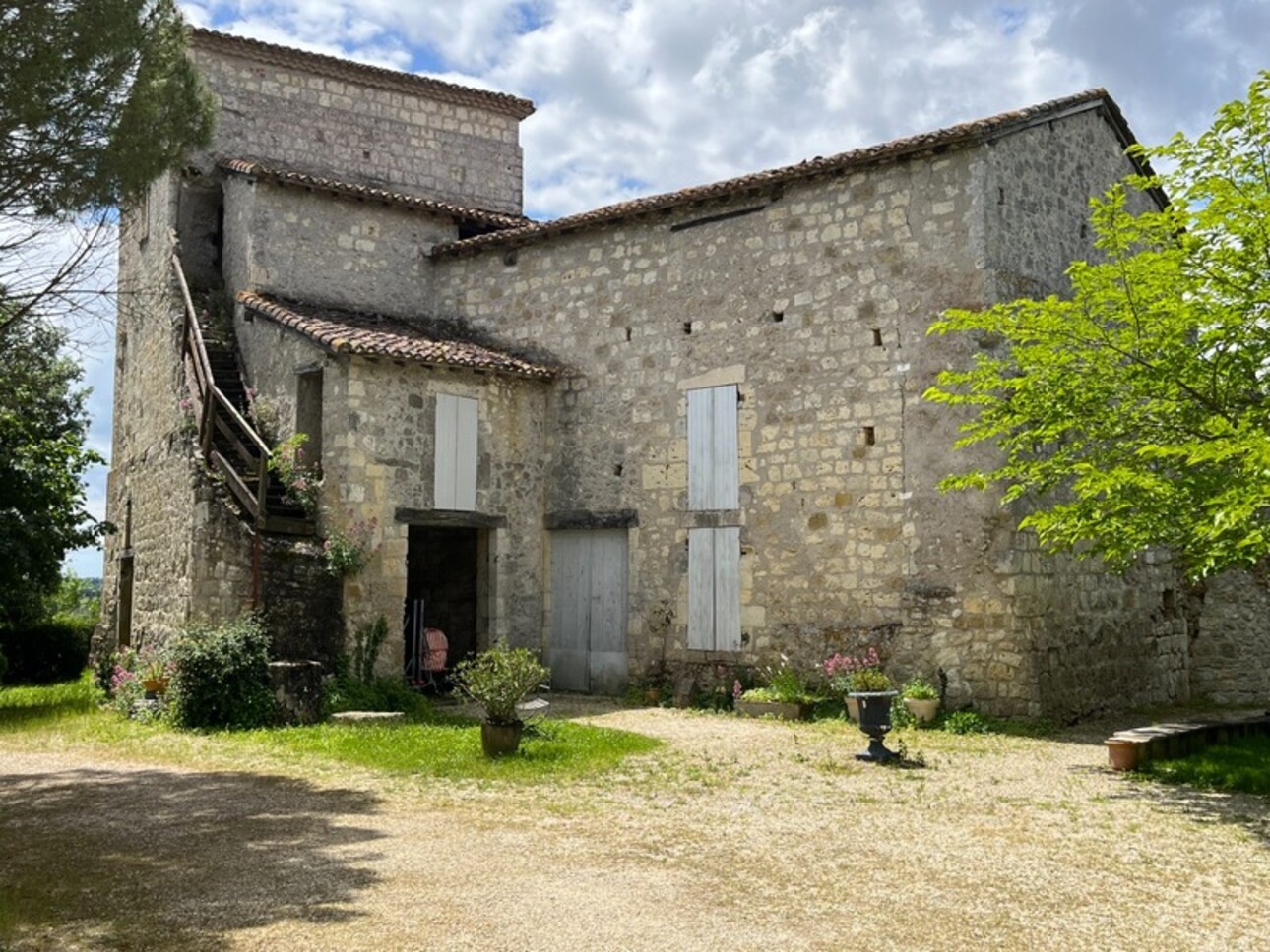 Photos 2 - Prestige - Dpt  (32) : ELEGANT CHATEAU XIX, bases médievales avec douves, piscine  sur 9100m2 jardin clos, SANS TRAVAUX