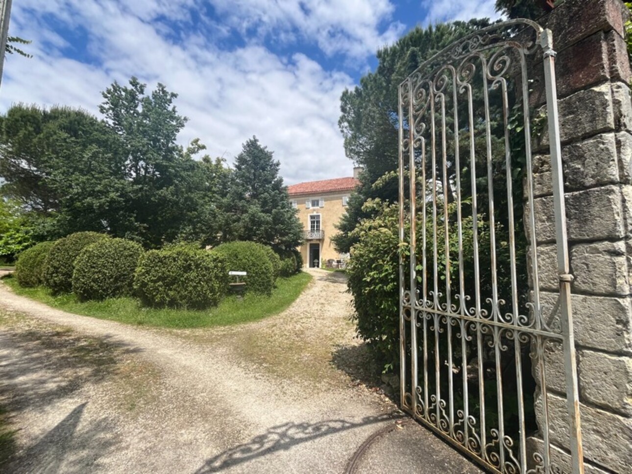 Photos 5 - Prestige - Dpt  (32) : ELEGANT CHATEAU XIX, bases médievales avec douves, piscine  sur 9100m2 jardin clos, SANS TRAVAUX