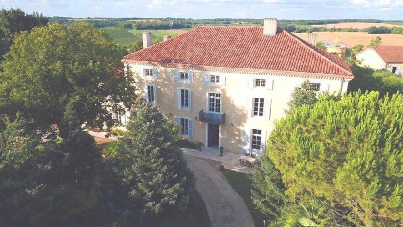 Photos 13 - Prestige - Dpt  (32) : ELEGANT CHATEAU XIX, bases médievales avec douves, piscine  sur 9100m2 jardin clos, SANS TRAVAUX