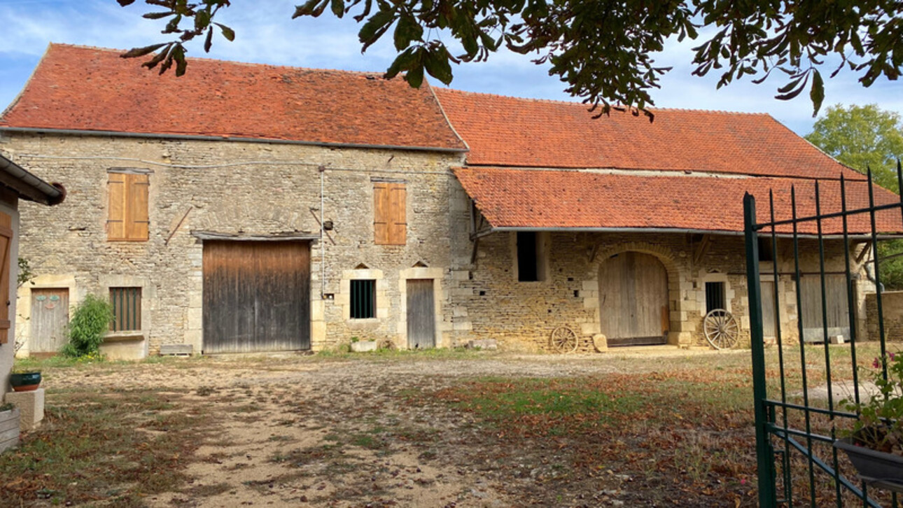 Photos 3 - Touristique - Dpt Côte d'Or (21), à vendre FAIN LES MOUTIERS, Ancien corps de Ferme - 4 chambres - 3 granges - Jardin