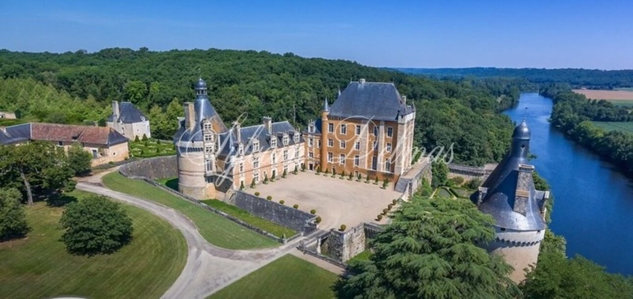 Photos 1 - Prestige - Château à vendre 60 pièces proche de CHATELLERAULT (86)