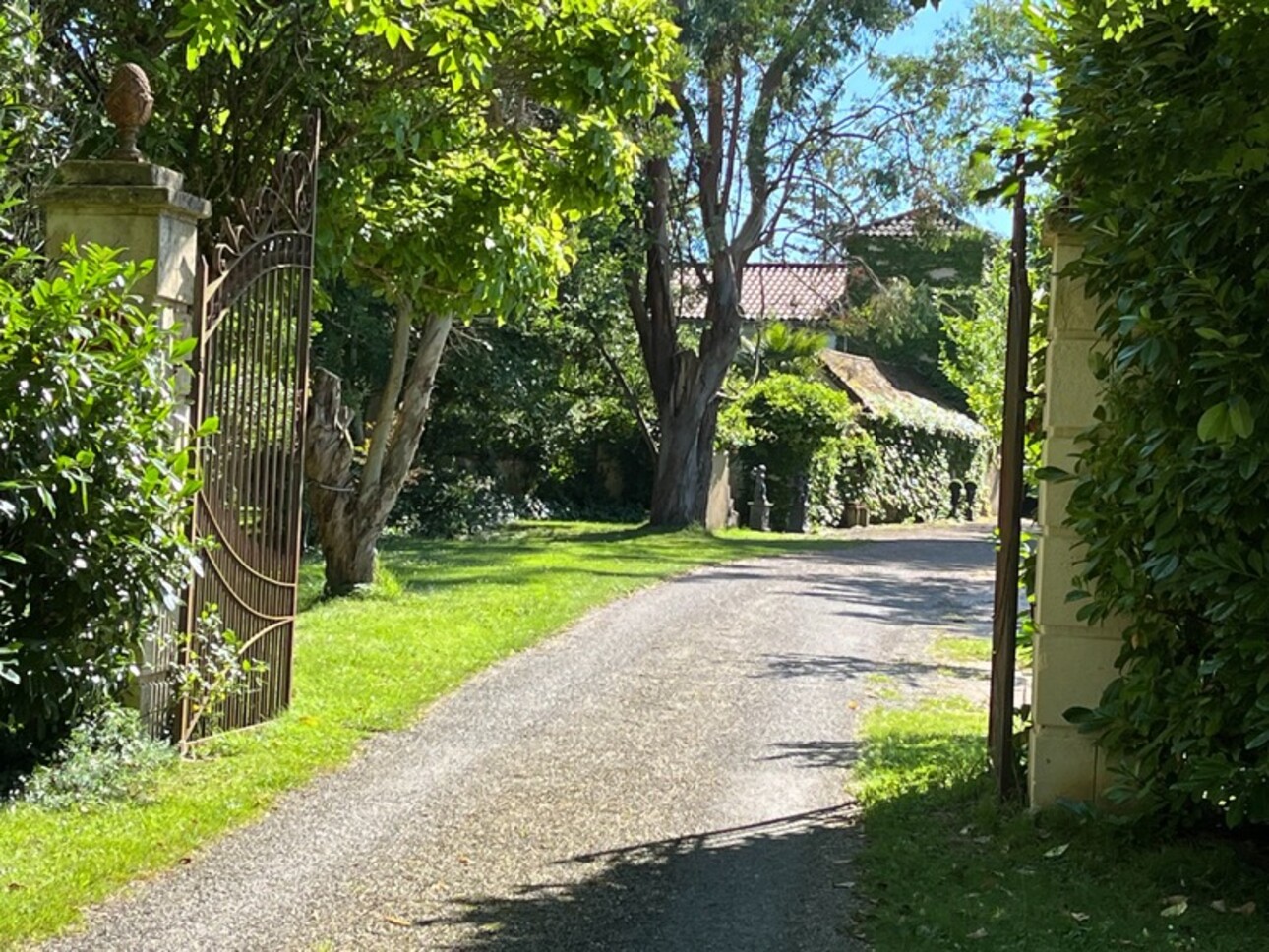 Photos 43 - Équestre - Dpt Gers (32), à vendre VIC FEZENSAC proche: ELEGANTE PROPRIETE GASCONNE sans travaux piscine 5HA,- gîtes- chambres d'hôtes - évènementiels