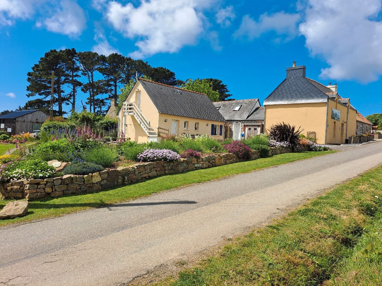 Photos 1 - Touristique - Hameau comprenant une maison d'habitation, six chambres d'hôtes et sa salle de restauration/cuisine, un gîte de quatre personnes et une prairie