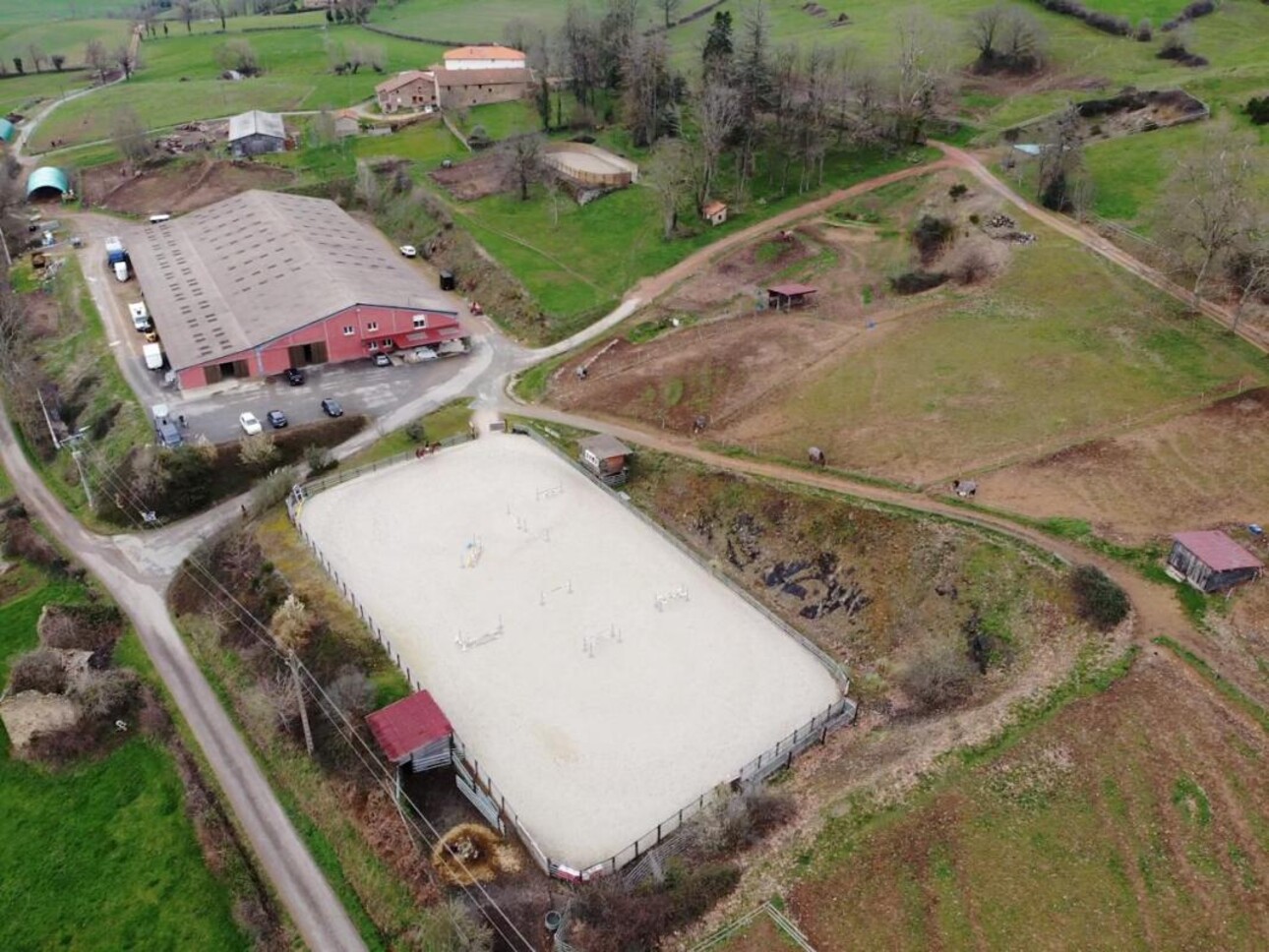 Photos 1 - Equestrian - Ecurie de propriétaire et gite sur 16,5 Ha- Entre Tarare et Roa