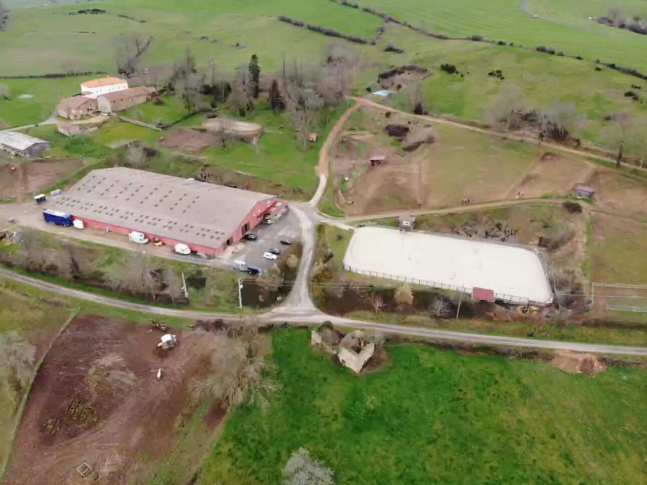 Photos 3 - Equestrian - Ecurie de propriétaire et gite sur 16,5 Ha- Entre Tarare et Roa