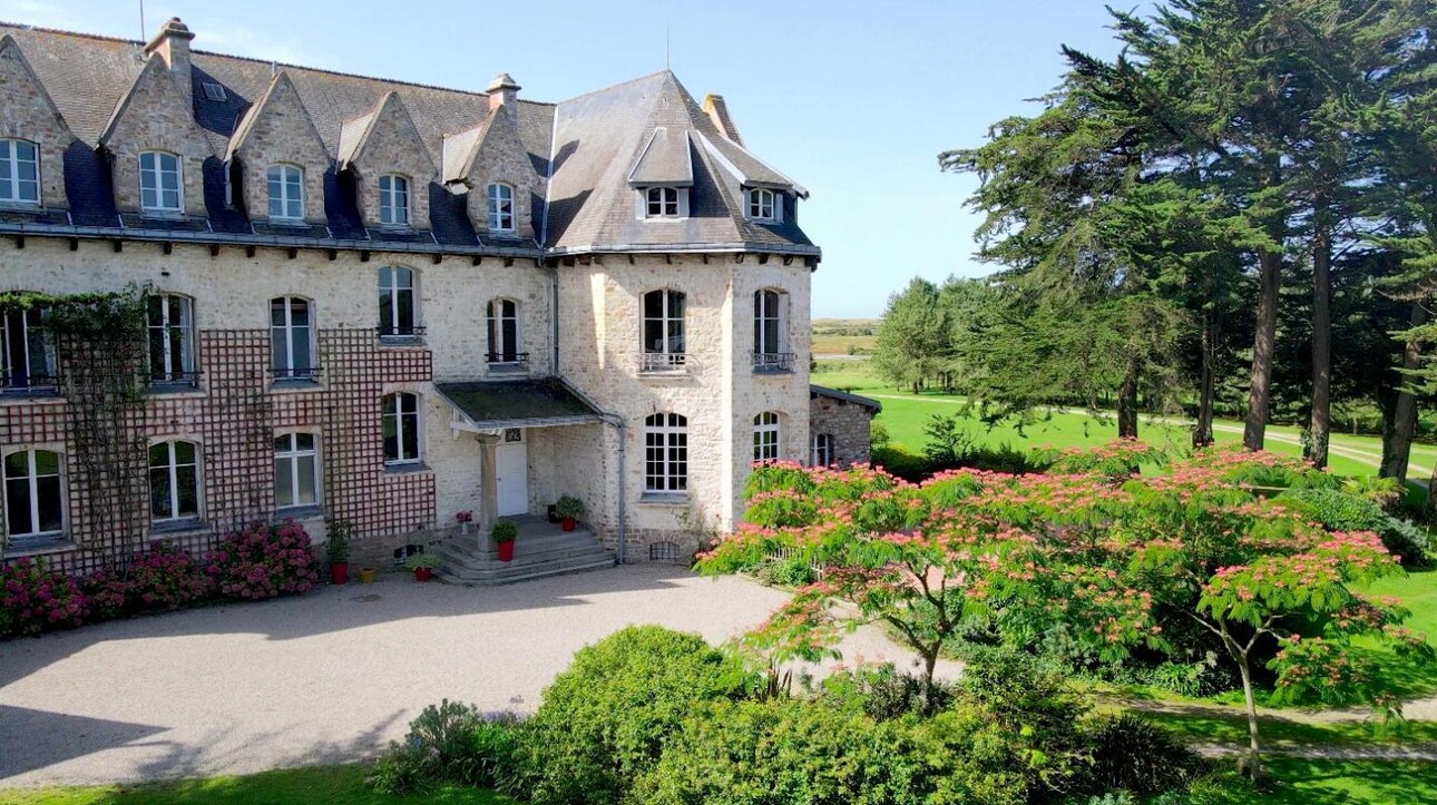 Photos 1 - Equestrian - MAGNIFIQUE CHÂTEAU DE BORD DE MER, AVEC SES DÉPENDANCES, SUR 1