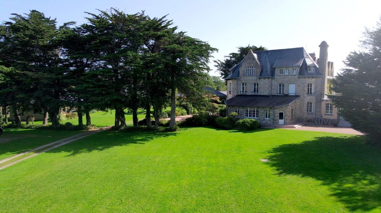 Photos 2 - Equestrian - MAGNIFIQUE CHÂTEAU DE BORD DE MER, AVEC SES DÉPENDANCES, SUR 1