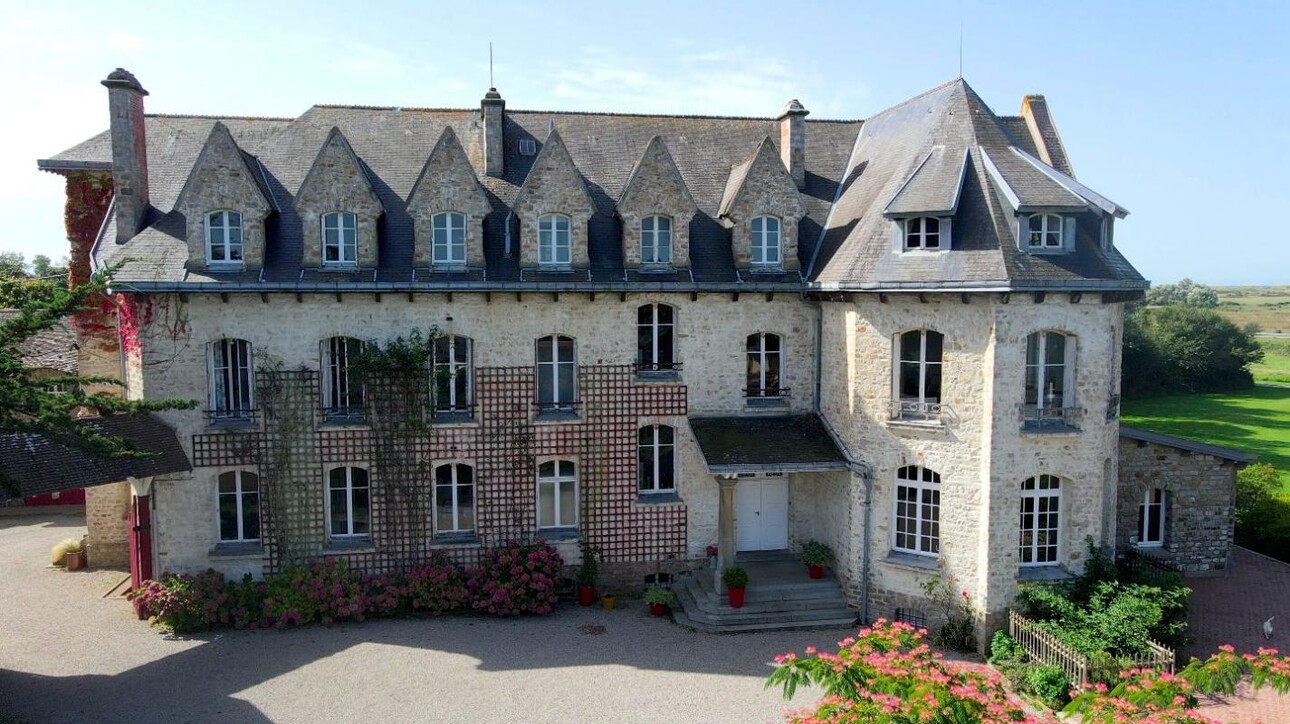 Photos 6 - Equestrian - MAGNIFIQUE CHÂTEAU DE BORD DE MER, AVEC SES DÉPENDANCES, SUR 1