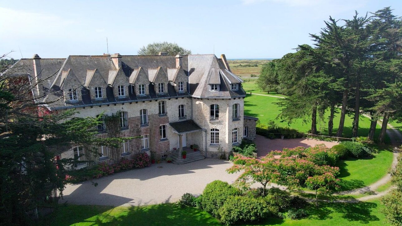 Photos 16 - Equestrian - MAGNIFIQUE CHÂTEAU DE BORD DE MER, AVEC SES DÉPENDANCES, SUR 1