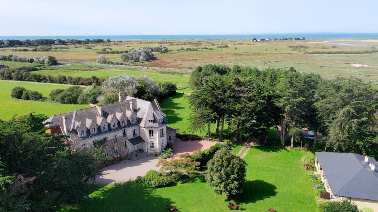 Photos 17 - Equestrian - MAGNIFIQUE CHÂTEAU DE BORD DE MER, AVEC SES DÉPENDANCES, SUR 1