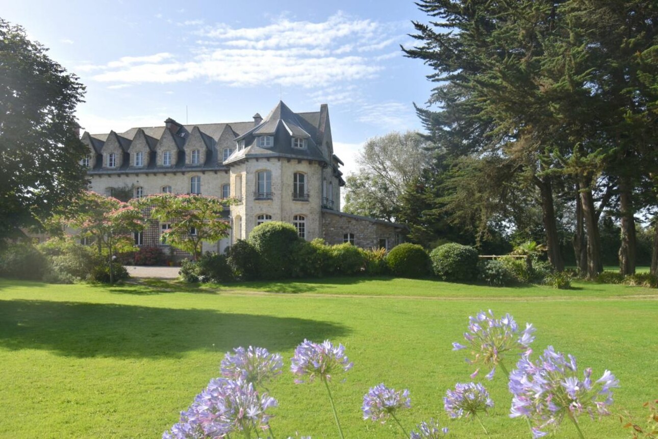 Photos 26 - Equestrian - MAGNIFIQUE CHÂTEAU DE BORD DE MER, AVEC SES DÉPENDANCES, SUR 1