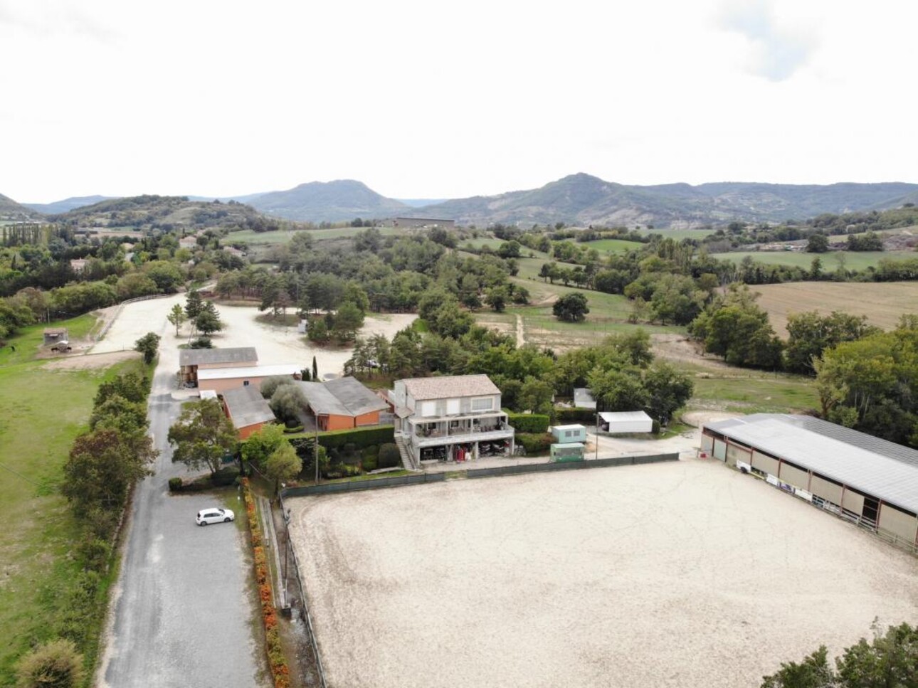 Photos 1 - Equestrian - Centre équestre en activité sur 21 ha