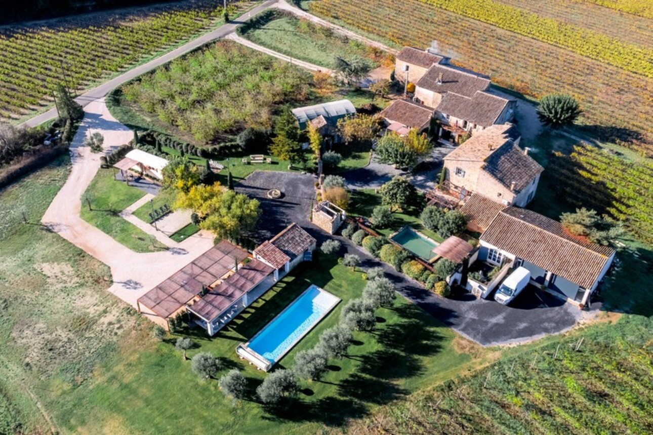 Photos 1 - Touristique - Dpt Vaucluse (84), à vendre en campagne de MENERBES, proche de Gordes et de l'Isle sur la Sorgue, propriété de près de 400 m² avec mas principal de 4 chambres, 3 gîtes et 1 roulotte sur 2 hectares