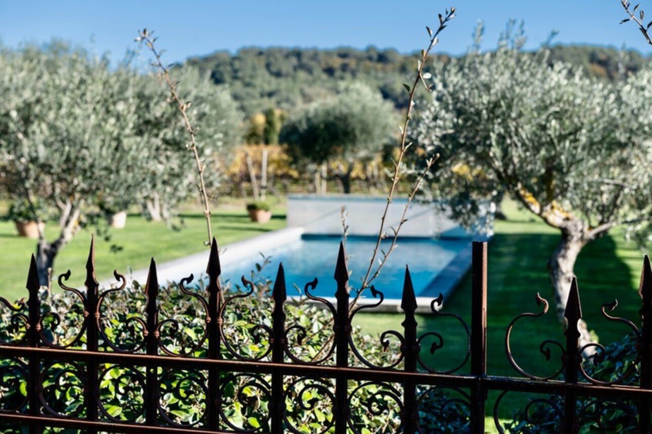 Photos 2 - Touristique - Dpt Vaucluse (84), à vendre en campagne de MENERBES, proche de Gordes et de l'Isle sur la Sorgue, propriété de près de 400 m² avec mas principal de 4 chambres, 3 gîtes et 1 roulotte sur 2 hectares