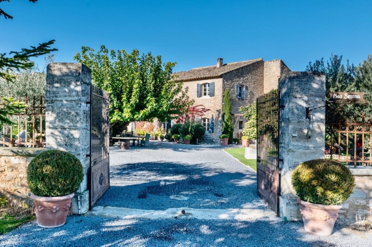 Photos 3 - Touristique - Dpt Vaucluse (84), à vendre en campagne de MENERBES, proche de Gordes et de l'Isle sur la Sorgue, propriété de près de 400 m² avec mas principal de 4 chambres, 3 gîtes et 1 roulotte sur 2 hectares