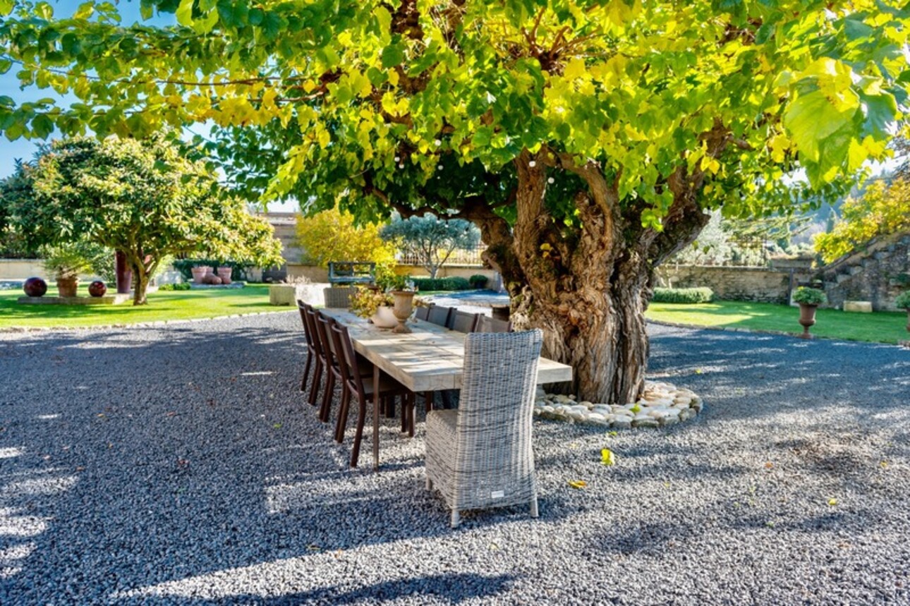 Photos 5 - Touristique - Dpt Vaucluse (84), à vendre en campagne de MENERBES, proche de Gordes et de l'Isle sur la Sorgue, propriété de près de 400 m² avec mas principal de 4 chambres, 3 gîtes et 1 roulotte sur 2 hectares