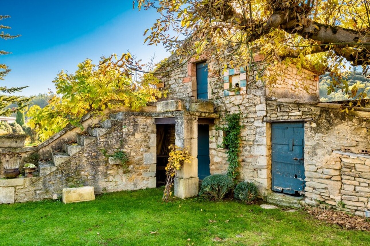 Photos 21 - Touristique - Dpt Vaucluse (84), à vendre en campagne de MENERBES, proche de Gordes et de l'Isle sur la Sorgue, propriété de près de 400 m² avec mas principal de 4 chambres, 3 gîtes et 1 roulotte sur 2 hectares