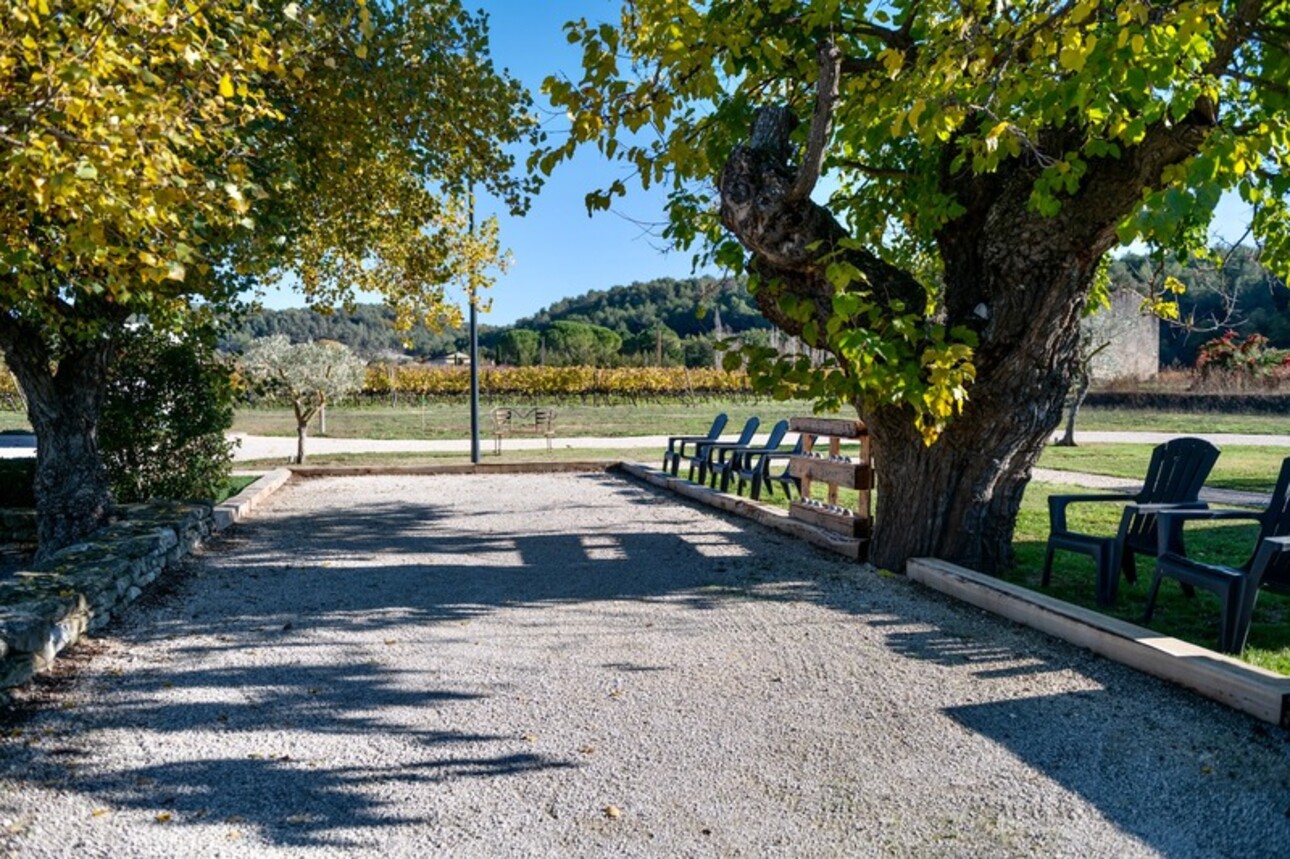 Photos 24 - Touristique - Dpt Vaucluse (84), à vendre en campagne de MENERBES, proche de Gordes et de l'Isle sur la Sorgue, propriété de près de 400 m² avec mas principal de 4 chambres, 3 gîtes et 1 roulotte sur 2 hectares