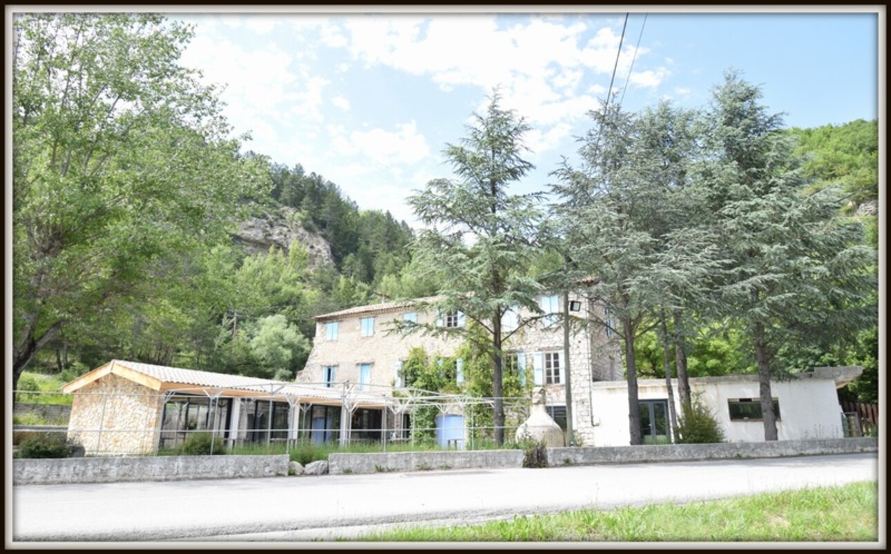 Photos 13 - Touristique - Castellane Gorges Du Verdon  2 hangars, hotel, restaurant, deux villas 5 ha de flan de colline visite le 21 septembre matin