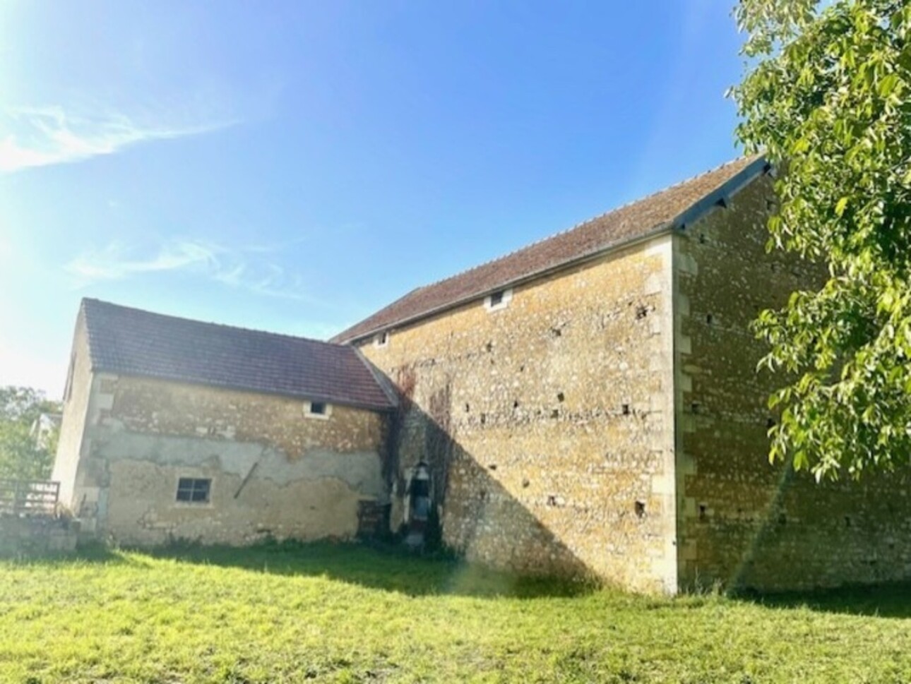 Photos 2 - Touristique - Grange avec écuries de 207 m2 avec jardin arboré secteur OUANNE (89)