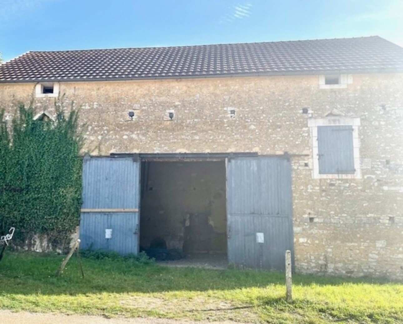 Photos 3 - Touristique - Grange avec écuries de 207 m2 avec jardin arboré secteur OUANNE (89)