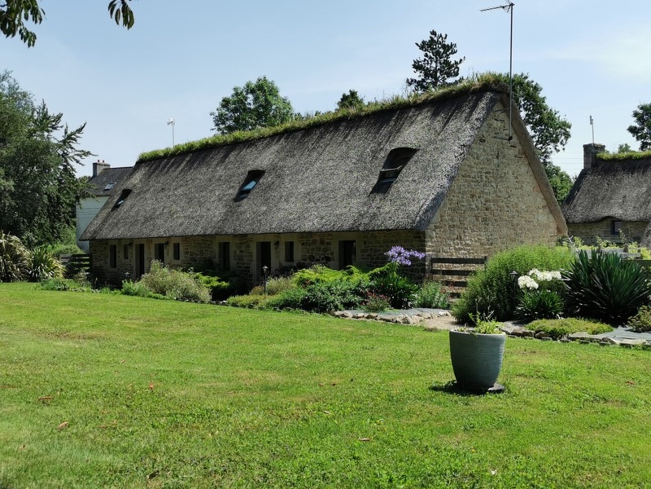 Photos 1 - Tourist - Property for sale 12 rooms RIEC SUR BELON (29) Thatched cottages - 4 dwellings - Land of 5600m²