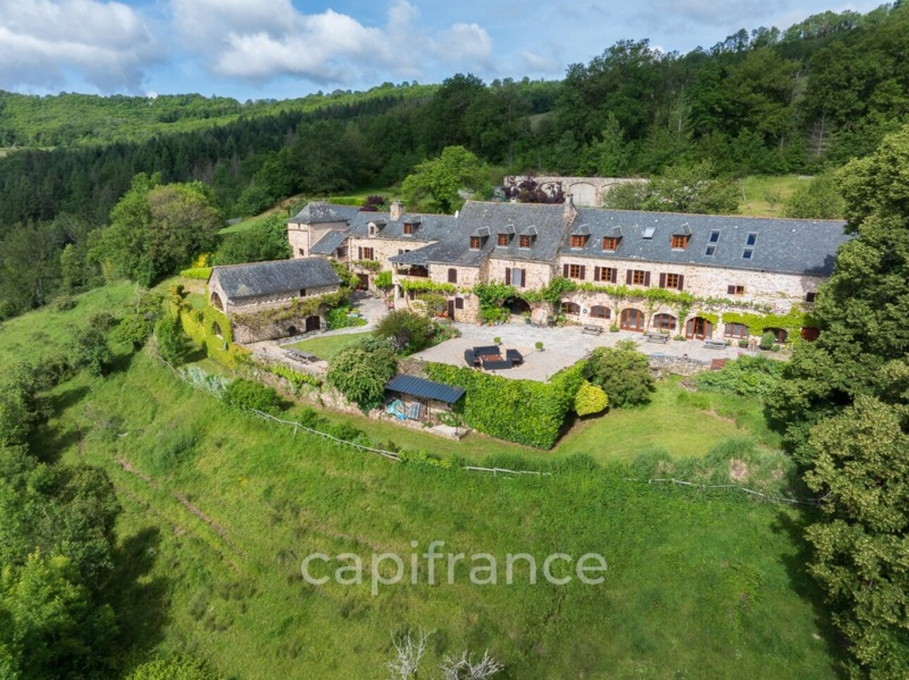 Photos 2 - Prestige - Vaste Propriété avec magnifique vue sur Najac, 15 chambres, piscine, tennis