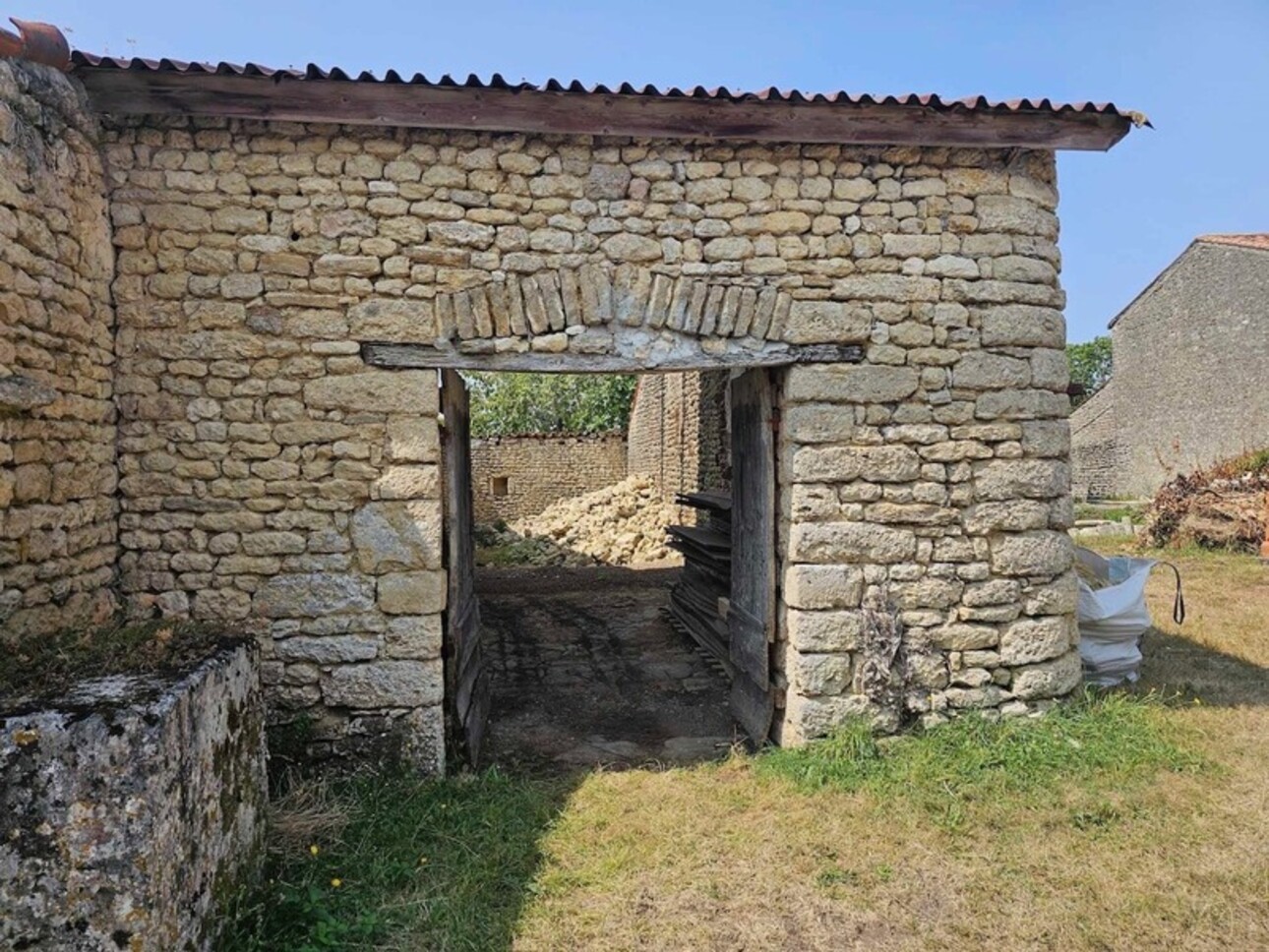 Photos 1 - Touristique - BERNAY SAINT MARTIN - Bâtisse en pierre à réhabiliter