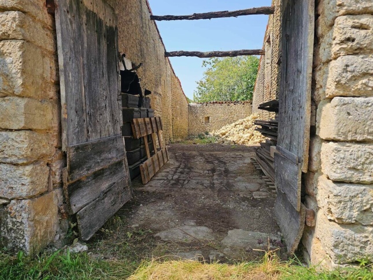 Photos 2 - Touristique - BERNAY SAINT MARTIN - Bâtisse en pierre à réhabiliter