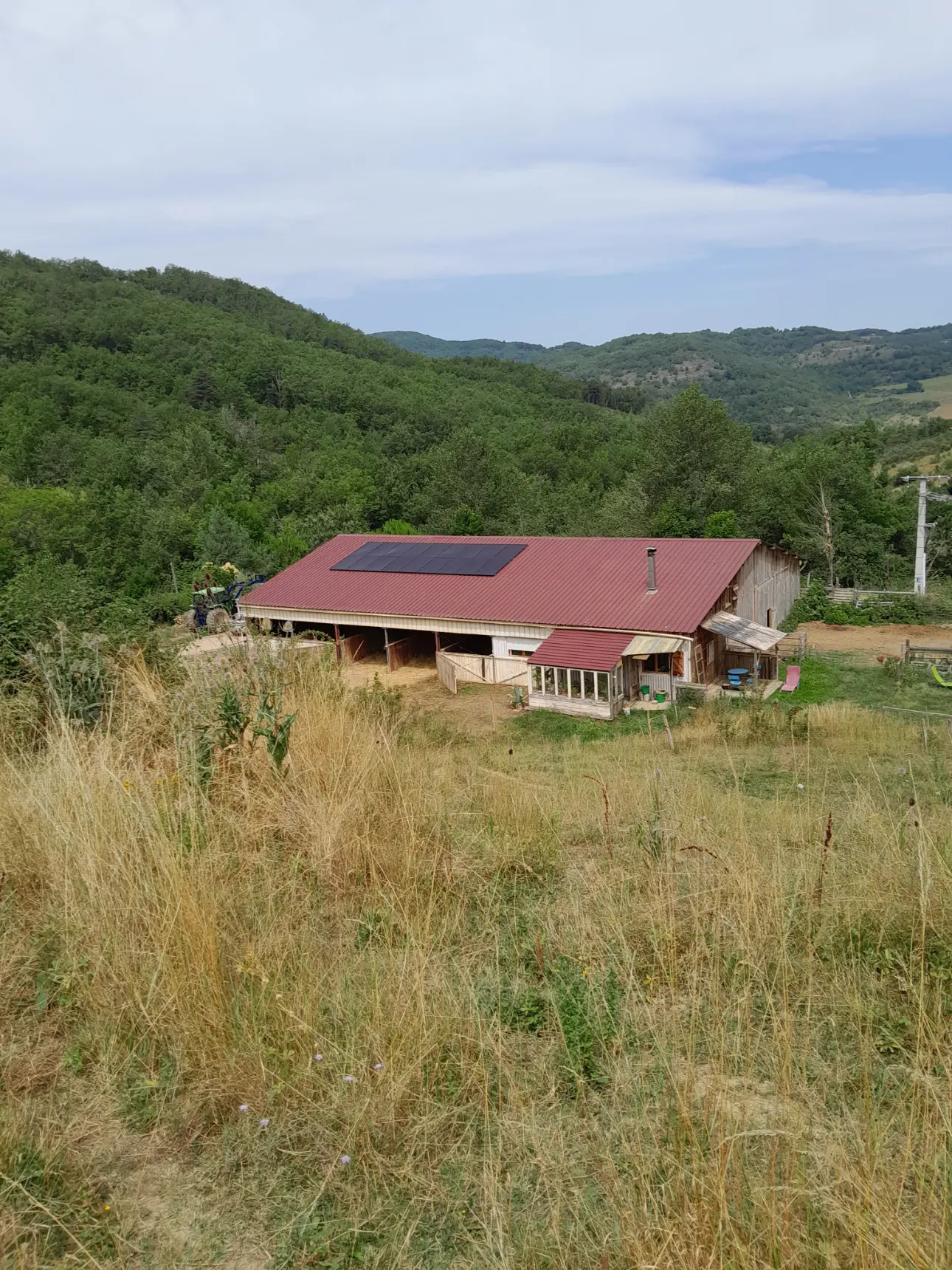 Photos 1 - Équestre - 1 ha en bio, bâtiment avec toiture photovoltaïque.